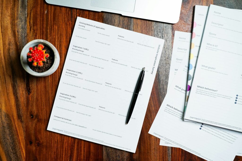 Altersvorsorge für Selbstständige: Unterlagen zur Rentenplanung liegen auf dem Schreibtisch