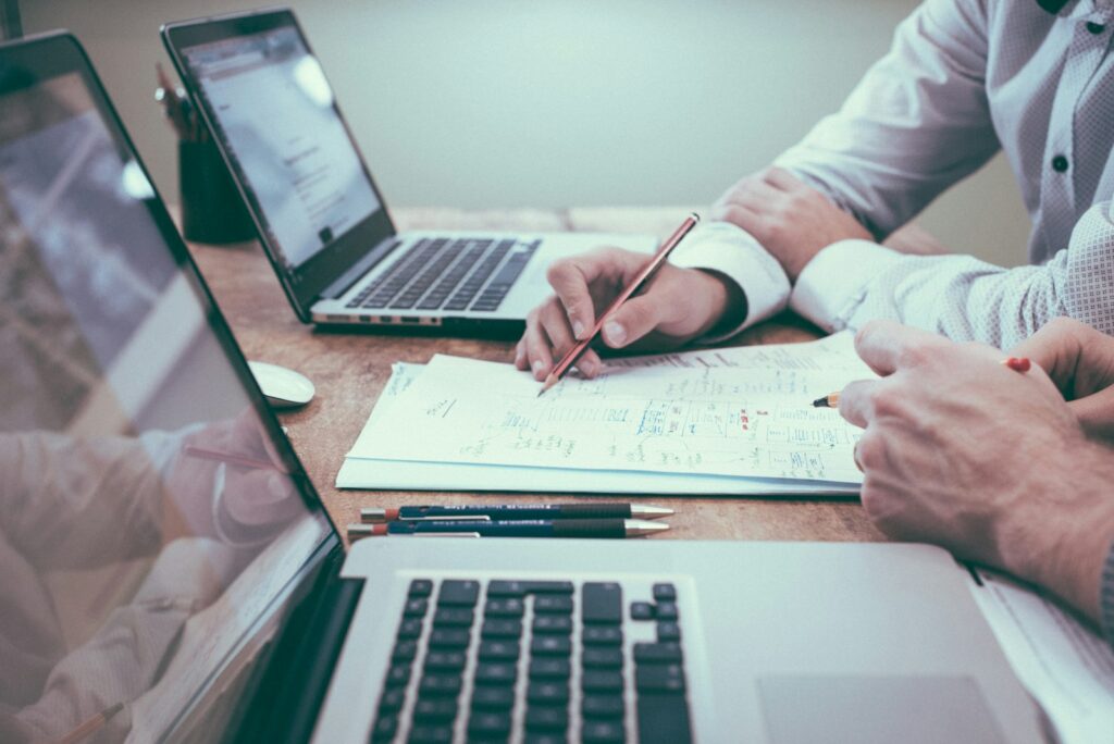 Arbeitszeiterfassung und Datenschutz: Geschäftsführung und Betriebsrat besprechen eine Betriebsvereinbarung