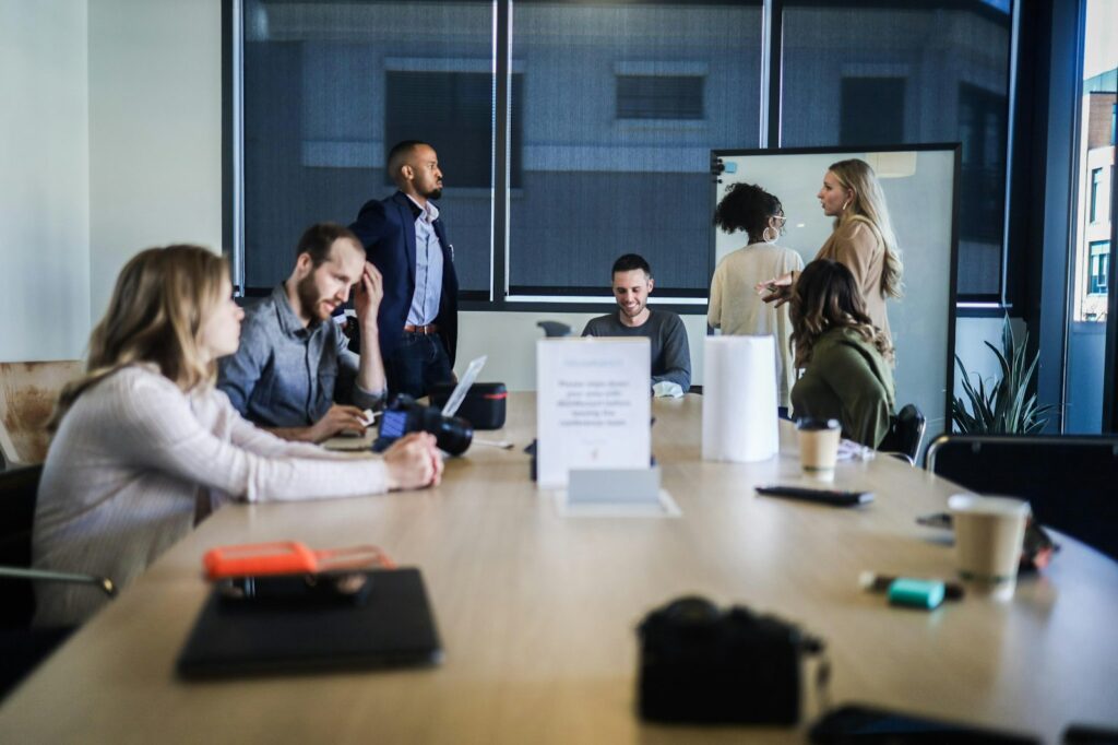 B2B-Marketing: Einkaufsteam eines Unternehmens diskutiert Angebote verschiedener Anbieter
