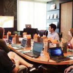 B2B-Marketing: Geschäftsleute besprechen in einem Meetingraum eine Kampagne