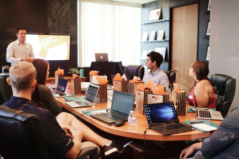 B2B-Marketing: Geschäftsleute besprechen in einem Meetingraum eine Kampagne