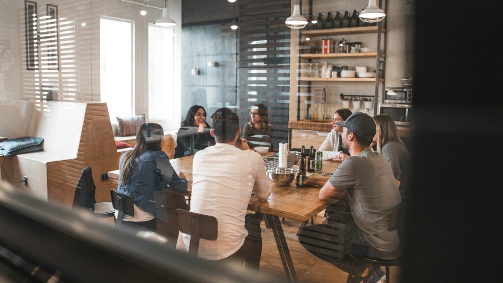 B2B-Marketing und Vertrieb: Zwei Teams planen gemeinsam am Whiteboard die nächsten Schritte