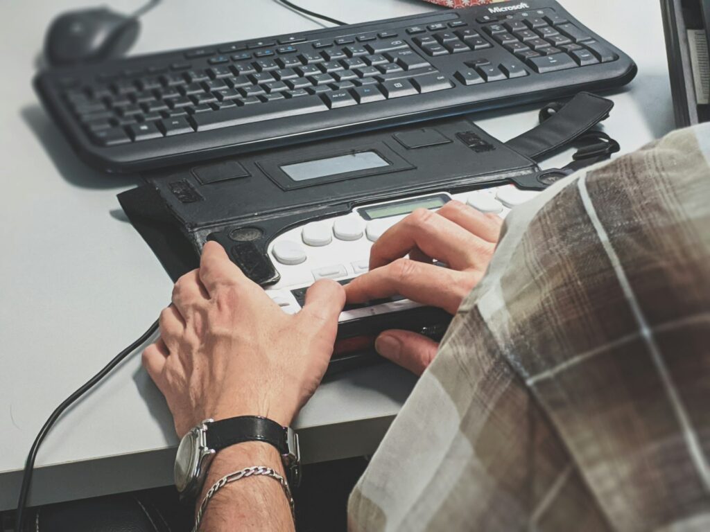 Barrierefreiheitsstärkungsgesetz: Nutzer bedient eine Website nur mit der Tastatur