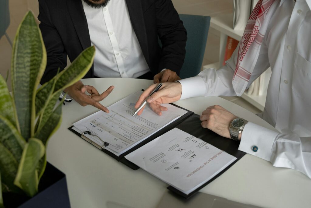 Betriebliche Übung: Geschäftsführerin prüft Arbeitsverträge und Sonderzahlungen am Schreibtisch
