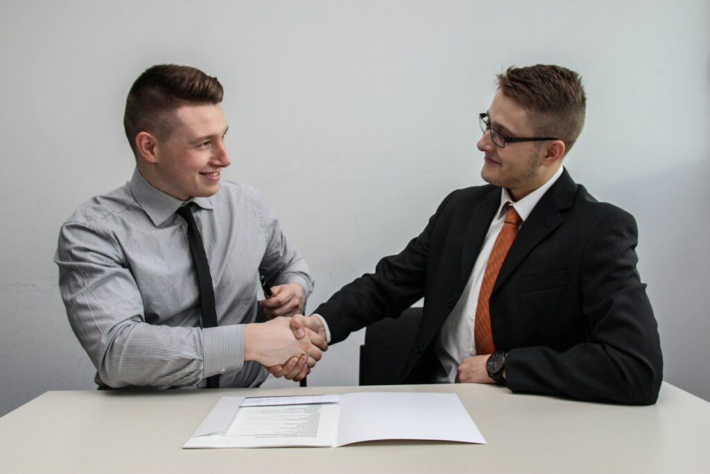 Betriebliche Übung im Blick: Unternehmer liest einen Arbeitsvertrag mit Klauseln zu Sonderzahlungen