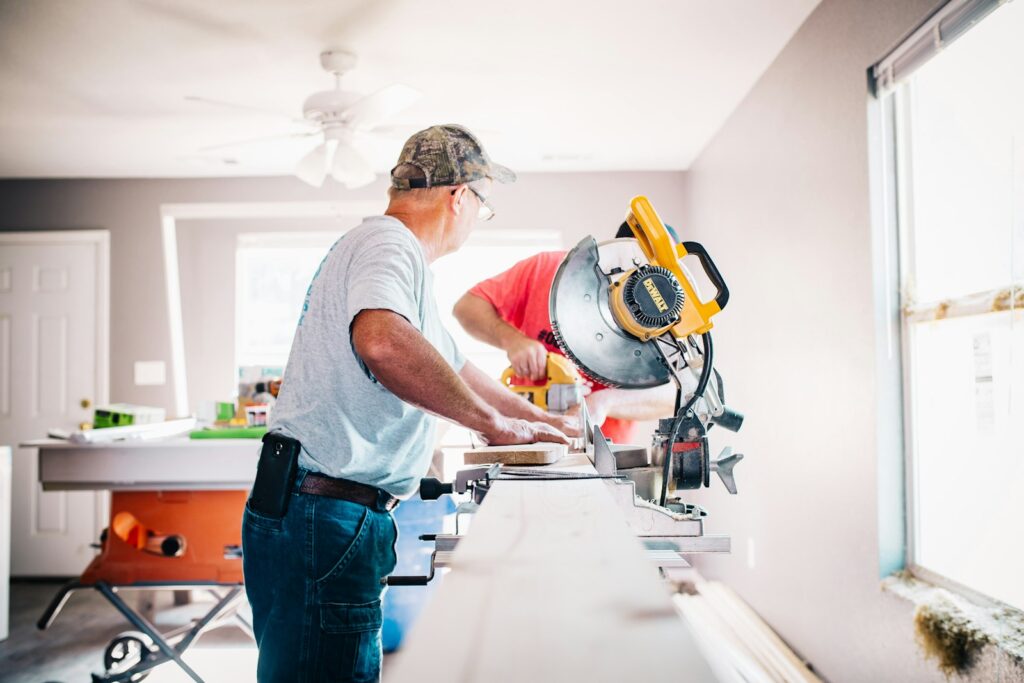 Betriebshaftpflicht für Selbstständige: Handwerker arbeitet in der Wohnung eines Kunden