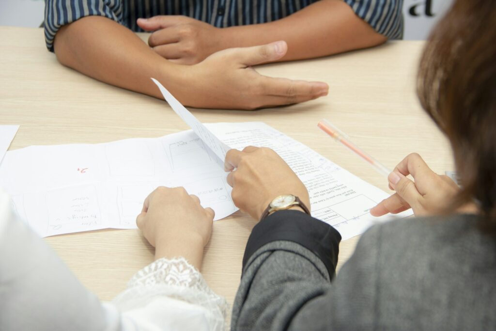 Betriebshaftpflicht für Selbstständige vergleichen: Versicherungsunterlagen auf einem Schreibtisch
