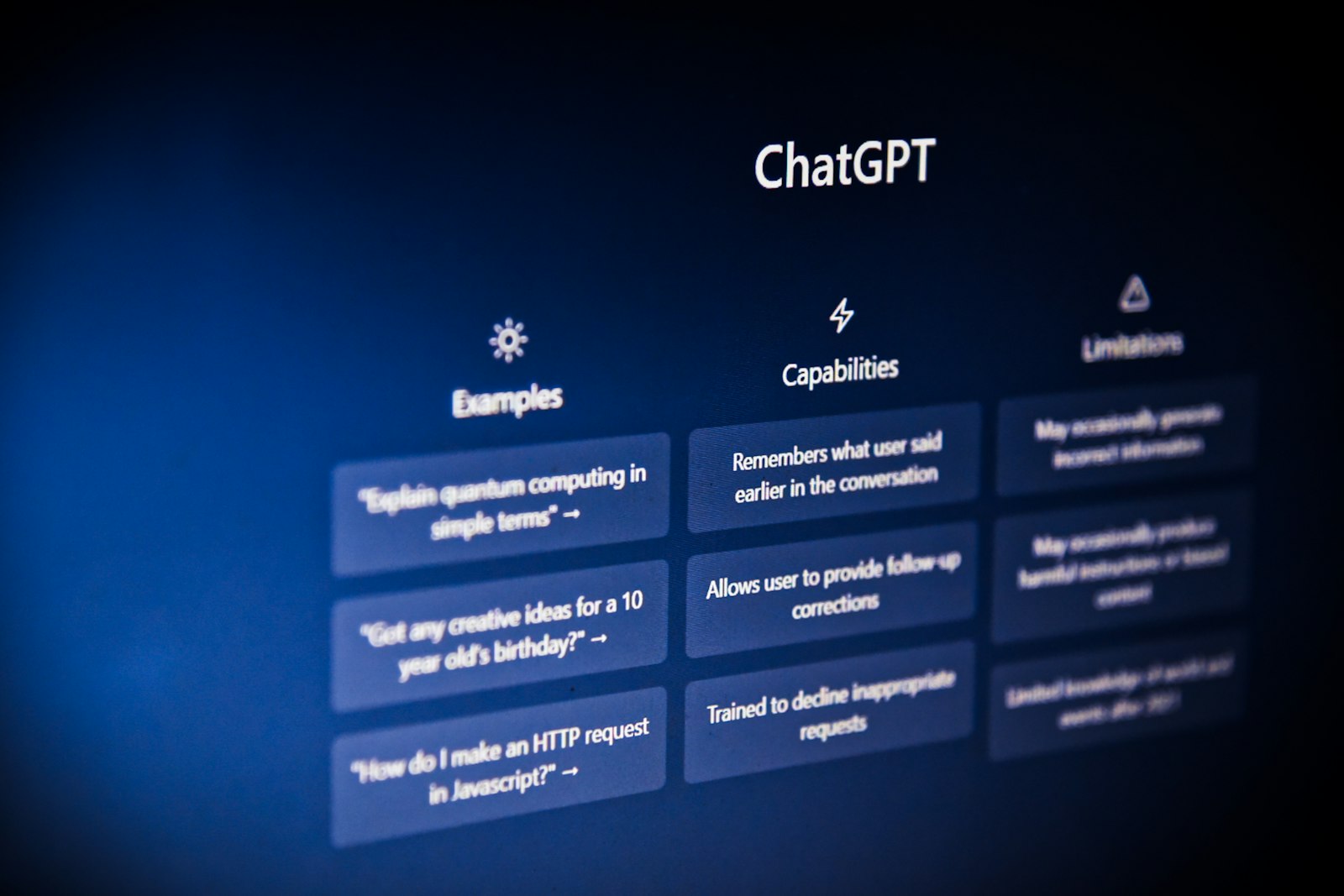 Chatbot DSGVO: Chatfenster eines KI-Assistenten auf einem Laptop-Bildschirm