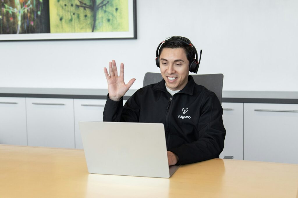 Chatbot DSGVO: Kundin nutzt einen Chat auf der Website eines Unternehmens am Laptop