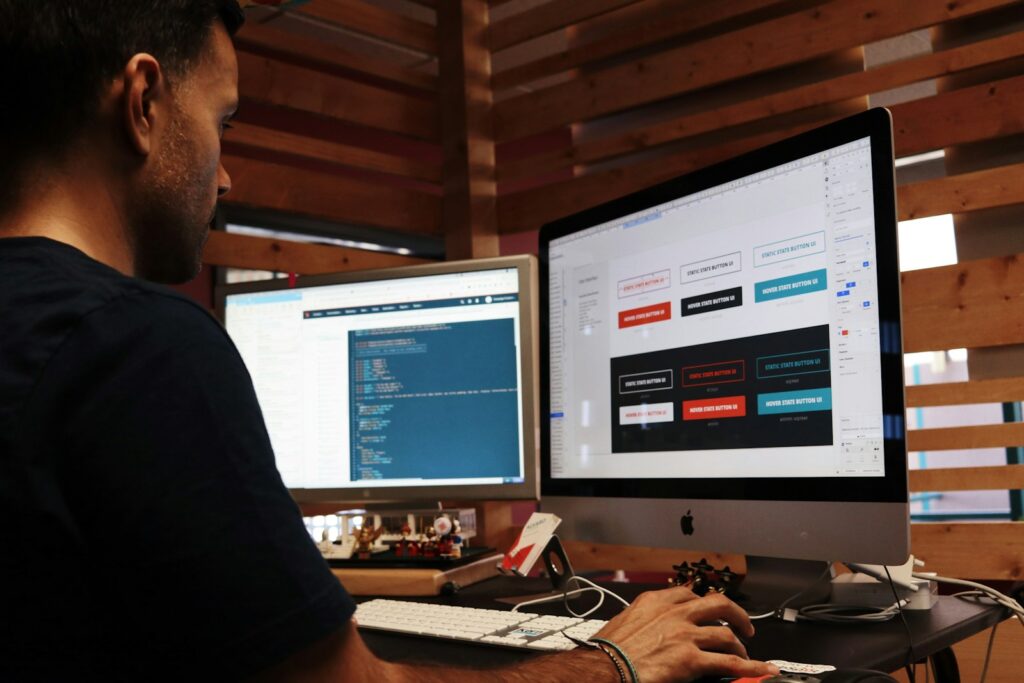 Core Web Vitals werden von einem Entwickler am Bildschirm ausgewertet