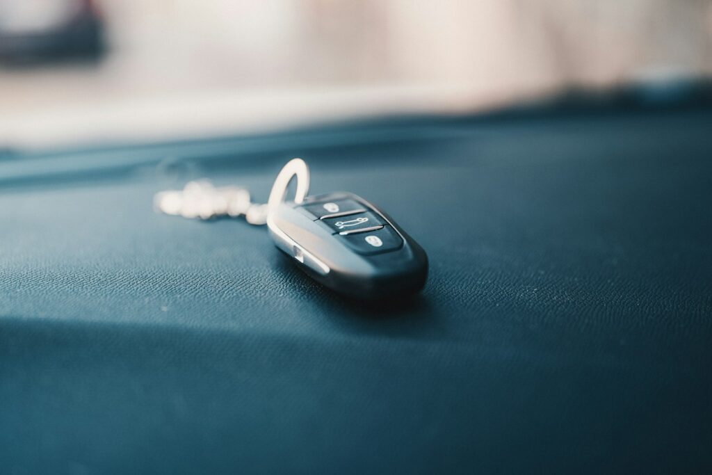 Dienstwagen versteuern: Autoschlüssel und Unterlagen zur Firmenwagenregelung auf einem Schreibtisch
