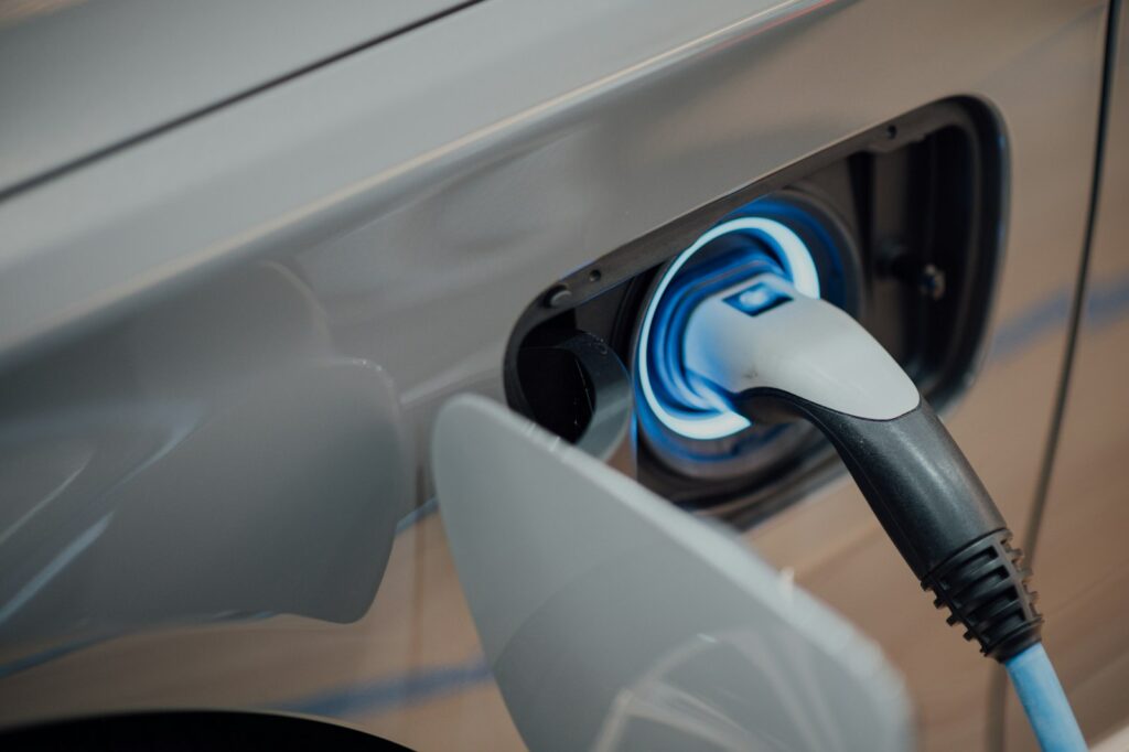 Dienstwagen versteuern beim E-Auto: Elektrofahrzeug lädt an einer Ladestation des Arbeitgebers