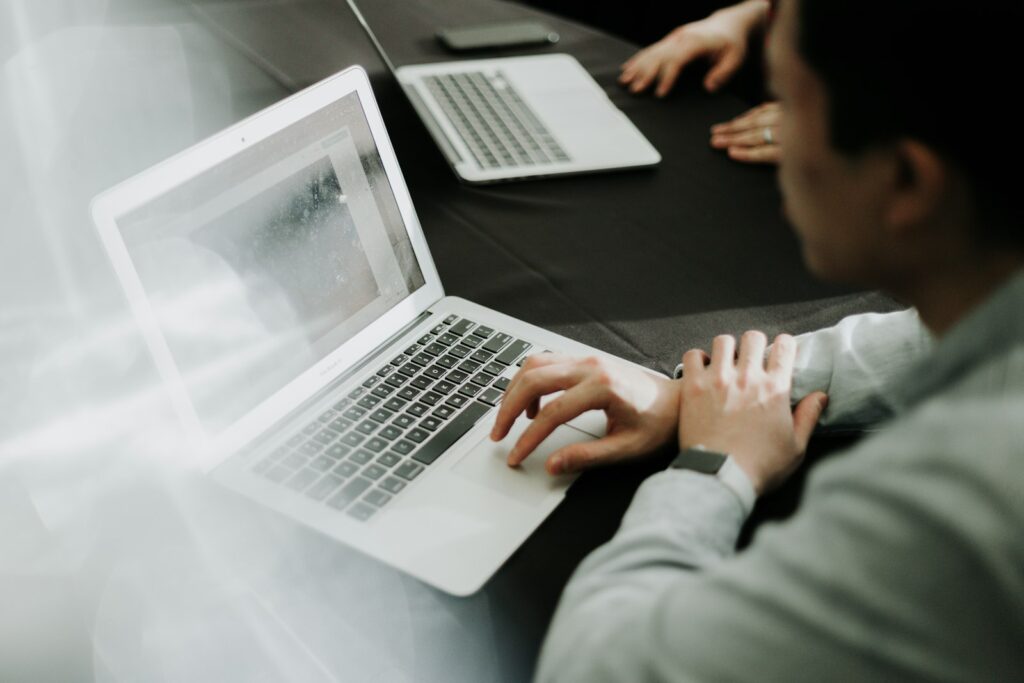 DMARC einrichten: IT-Verantwortlicher prüft die E-Mail-Einstellungen der Firmendomain am Laptop