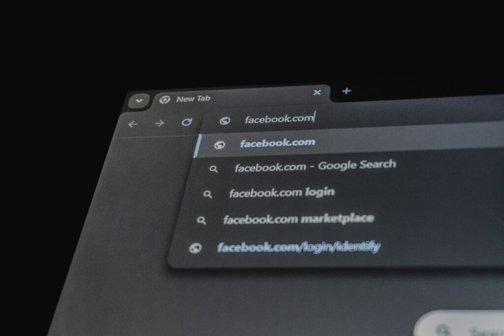 Domain verlängern vergessen: Unternehmer prüft am Laptop den Status seiner Firmendomain