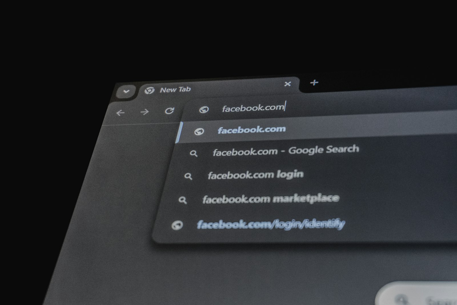 Domain verlängern vergessen: Unternehmer prüft am Laptop den Status seiner Firmendomain