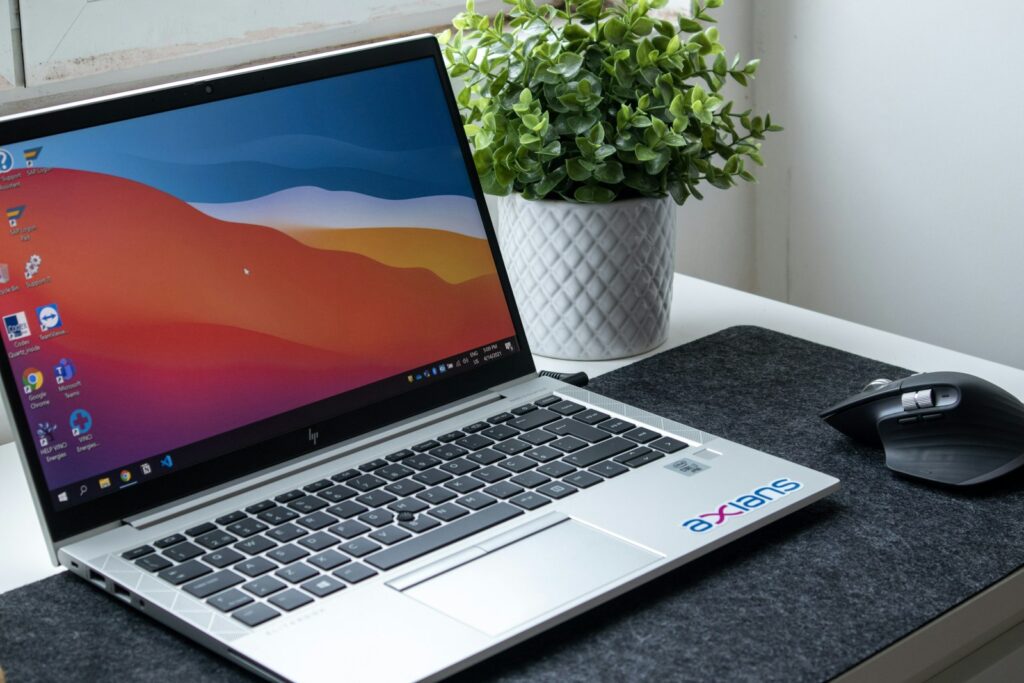 Domain verlängern vergessen: Laptop zeigt eine nicht erreichbare Firmenwebsite