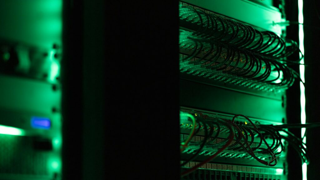 DSGVO-Checkliste für technische Maßnahmen: gesicherter Serverraum mit Netzwerktechnik