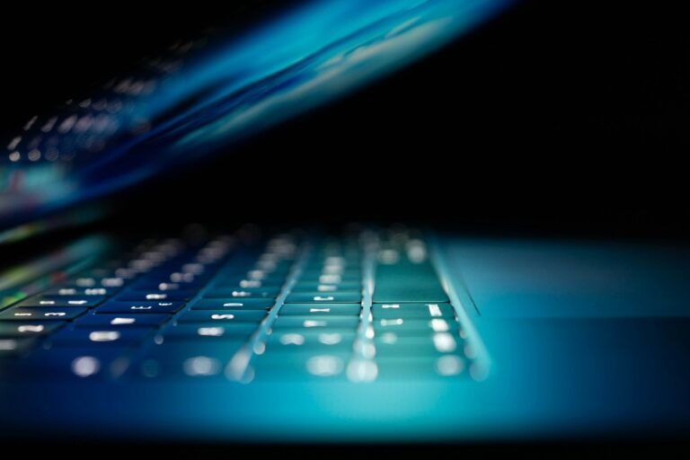 DSGVO-Checkliste im Unternehmen: Ordner und Laptop mit Datenschutzunterlagen auf einem Schreibtisch