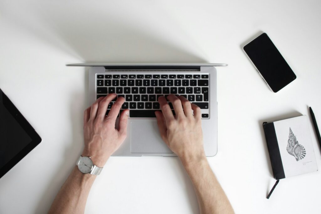E-Mail-Adresse mit eigener Domain: geschäftliches Postfach auf einem Laptop im Büro