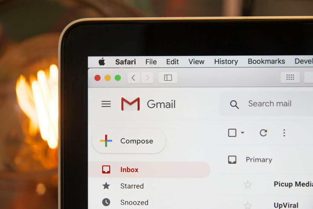 E-Mail-Archivierung: Mitarbeiterin verwaltet geschäftliche E-Mails am Laptop