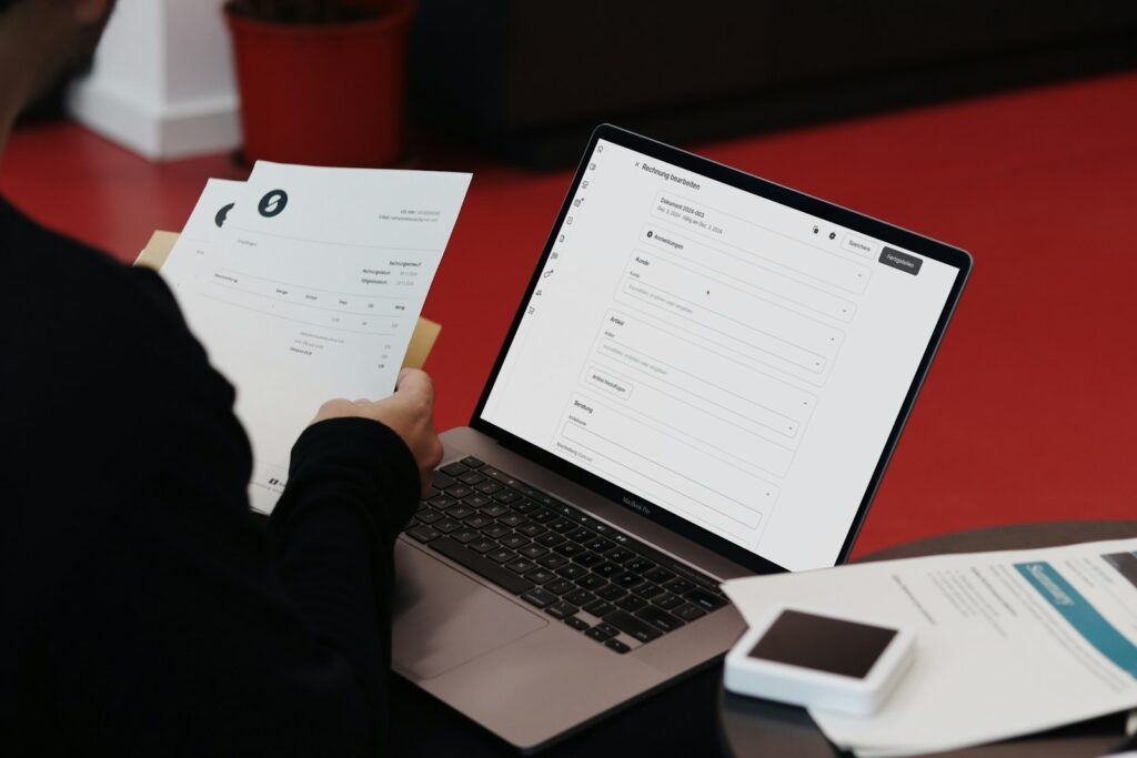 E-Rechnungspflicht in der Praxis: Buchhalterin prüft eine elektronische Rechnung am Computer