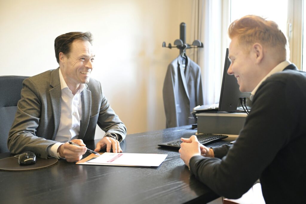 Employer Branding: Team eines mittelständischen Unternehmens im Gespräch am Arbeitsplatz