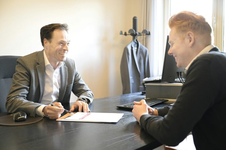 Employer Branding: Team eines mittelständischen Unternehmens im Gespräch am Arbeitsplatz