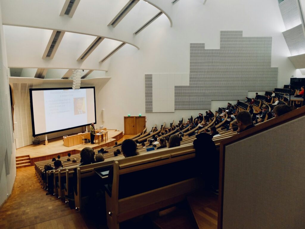 Fortbildungskosten absetzen: Teilnehmende eines beruflichen Seminars im Schulungsraum