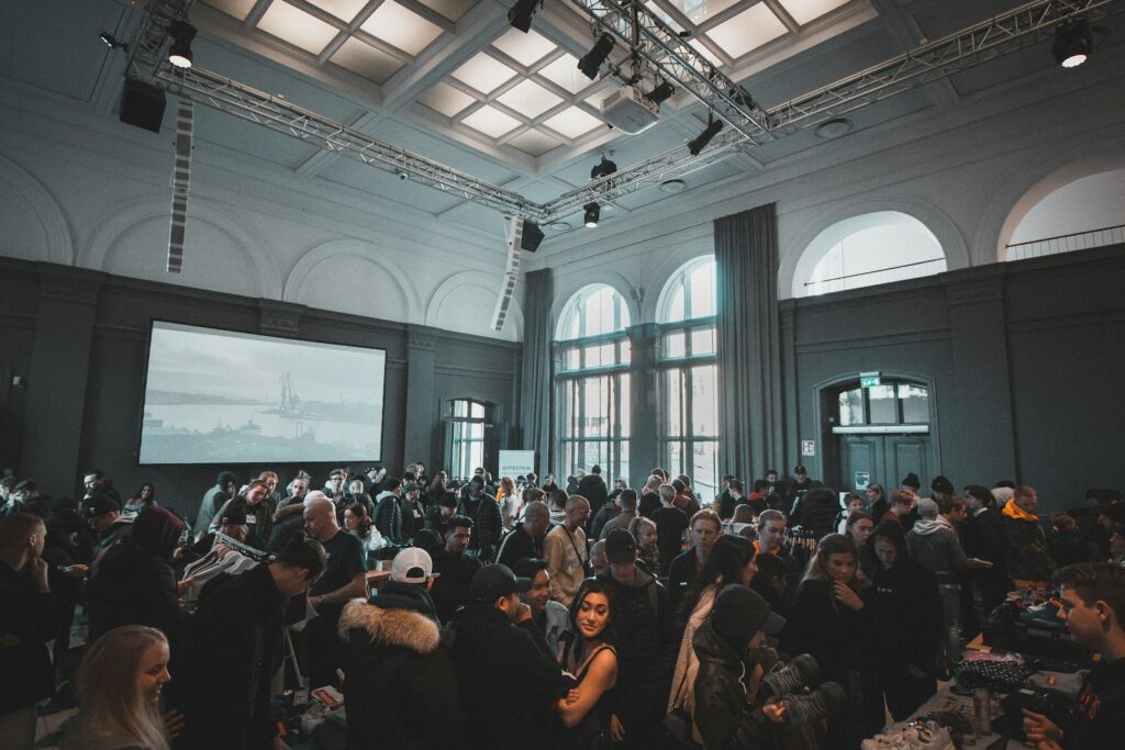 Gäste beim Kundenevent als Höhepunkt im Firmenjubiläum Marketing