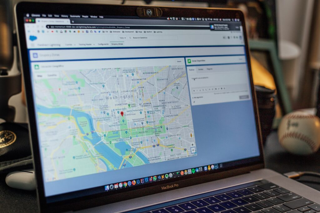 Google Maps datenschutzkonform einbinden: Laptop mit Kartenansicht auf einer Firmenwebsite