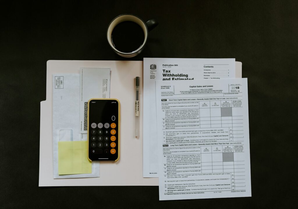Investitionsrechnung mit Szenarien zur Zinsentwicklung am Schreibtisch
