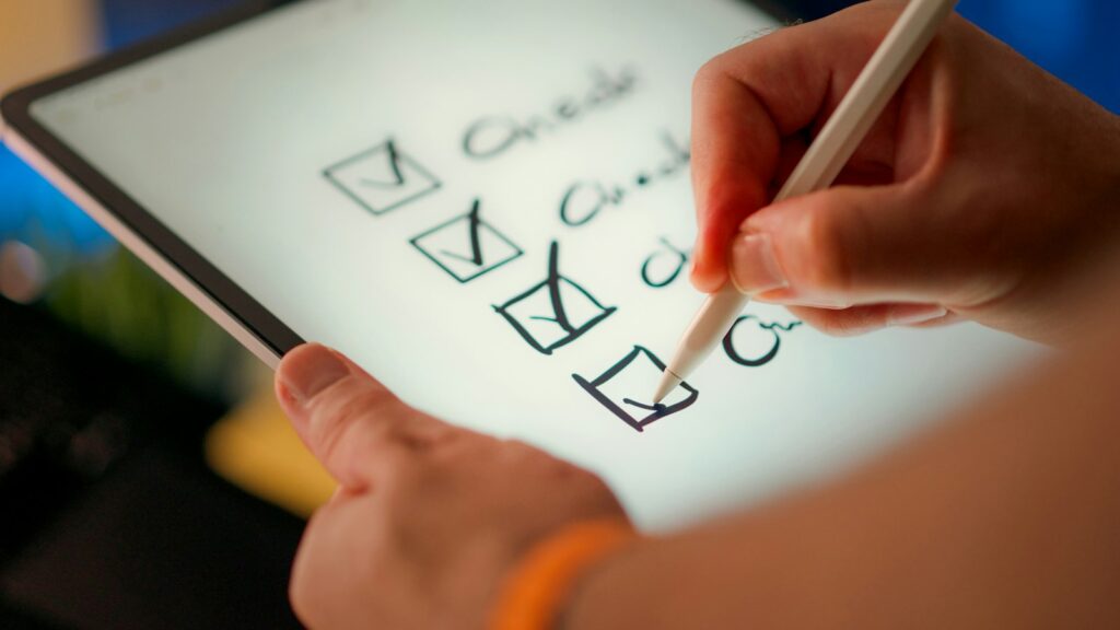 IT-Verantwortliche prüft Checkliste, damit niemand die Domain verlängern vergessen kann