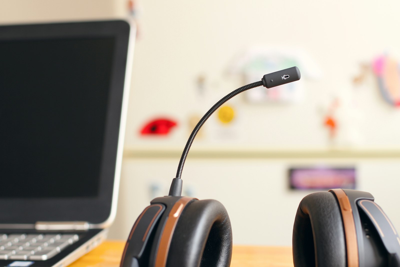 KI im Kundenservice: Mitarbeiterin mit Headset neben einem Chatfenster