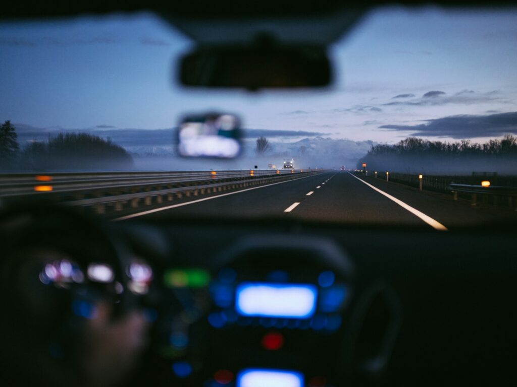 Kilometerpauschale Dienstreise: Geschäftsfrau fährt mit dem eigenen Auto zu einem Kundentermin