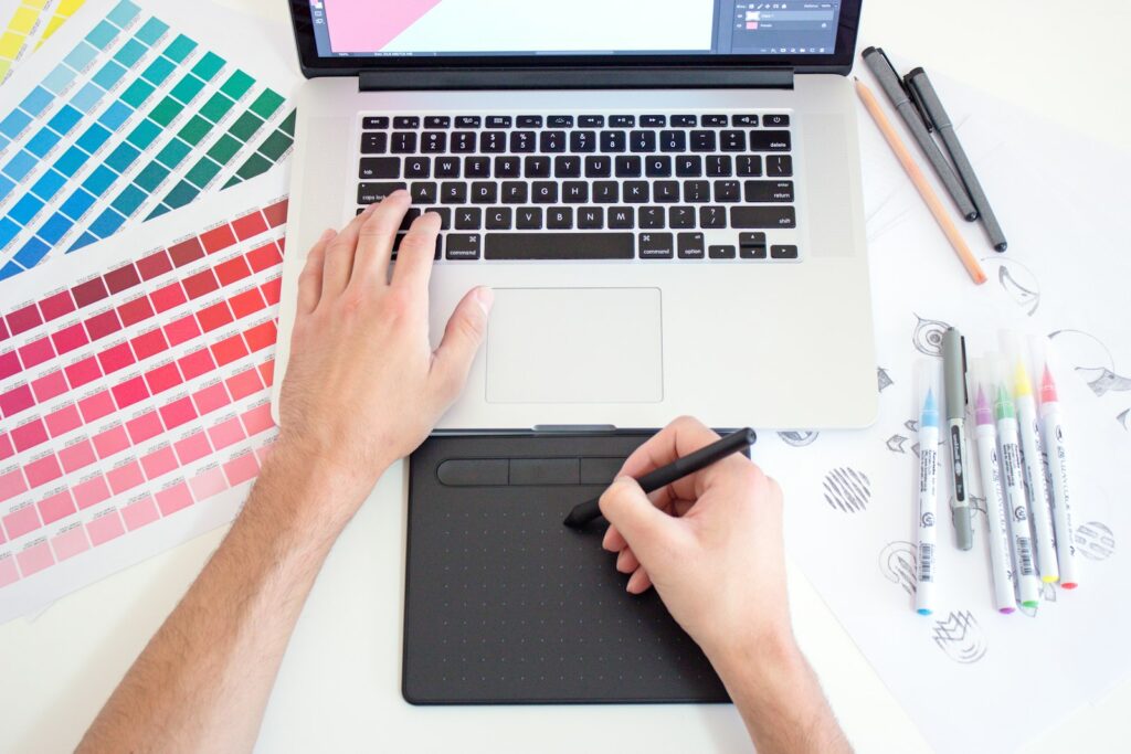Künstlersozialkasse für Kreative: Grafikdesignerin arbeitet an einem Entwurf im Studio