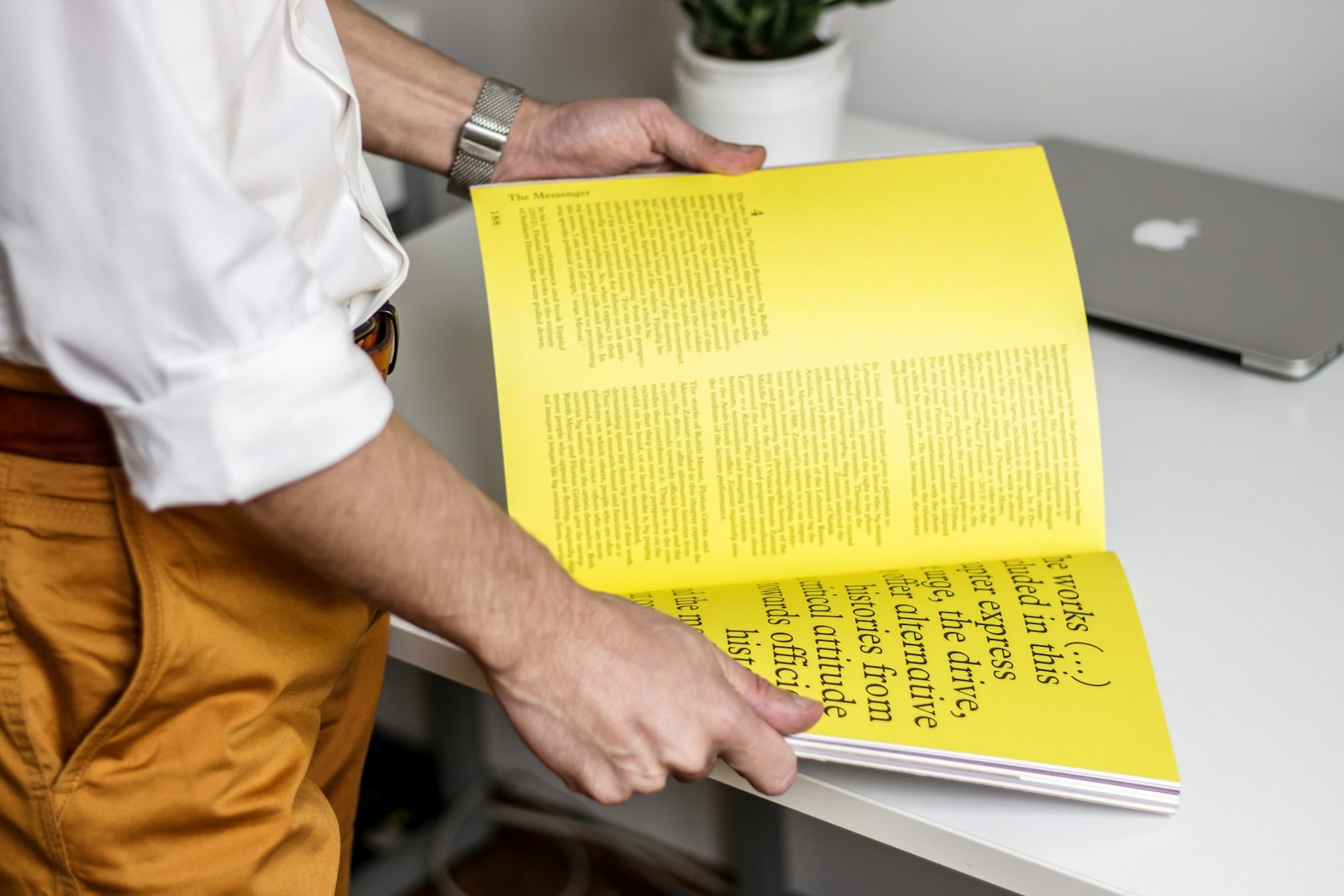 Kundenmagazin B2B: Gedrucktes Unternehmensmagazin liegt auf einem Besprechungstisch