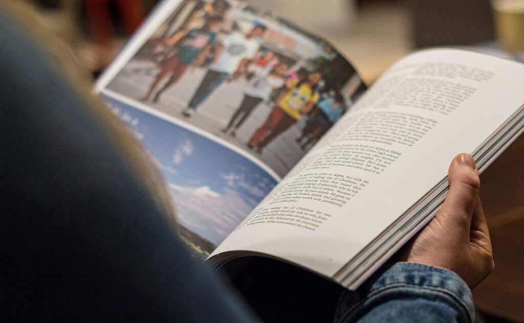 Kundenmagazin B2B in der Praxis: Geschäftsfrau liest ein Fachmagazin im Büro