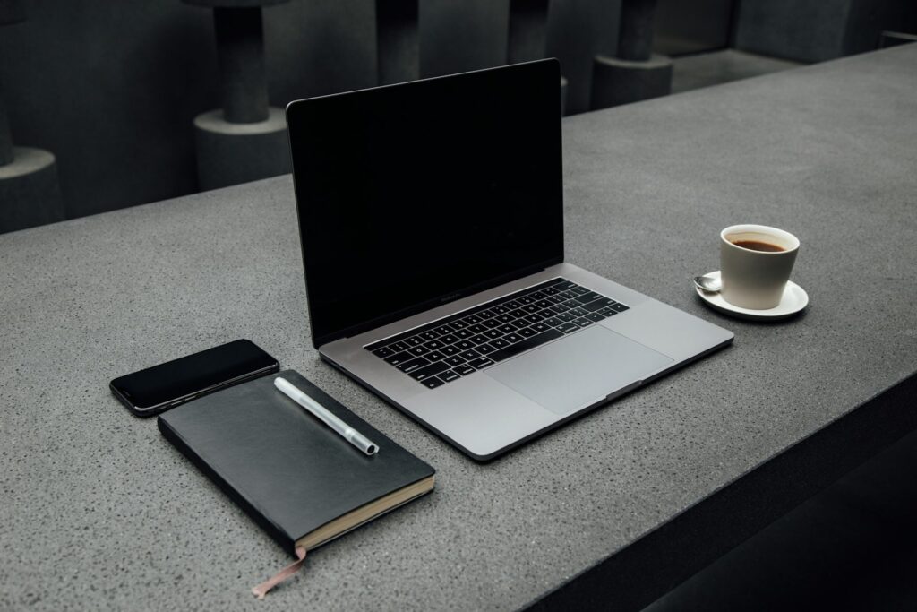 LinkedIn für Geschäftsführer: Geschäftsführerin plant ihre Beiträge der Woche am Laptop