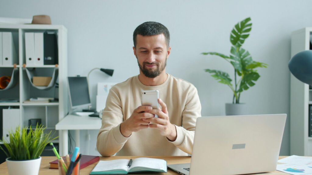 LinkedIn für Geschäftsführer: Unternehmer überarbeitet am Smartphone sein berufliches Profil