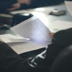 Lohnsteuer-Nachschau: Prüferin sichtet Lohnunterlagen im Büro eines mittelständischen Betriebs