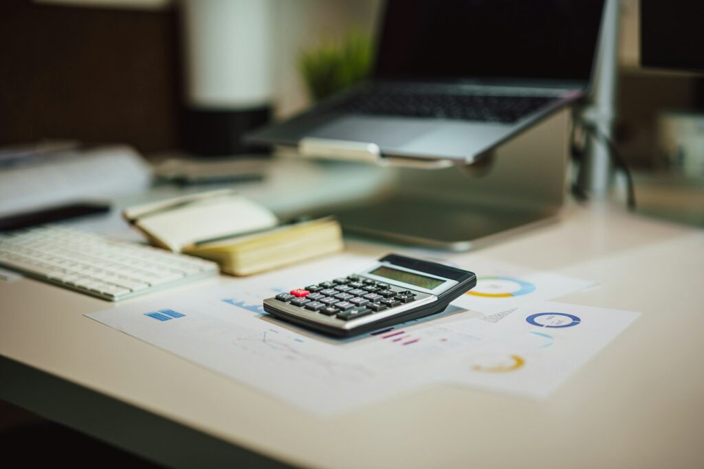 Marketingbudget planen: Tabellenkalkulation mit Ausgaben nach Marketingkanälen auf dem Bildschirm