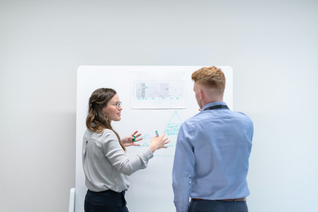 Marketingbudget planen und steuern: Team bespricht im monatlichen Check die Kennzahlen je Kanal