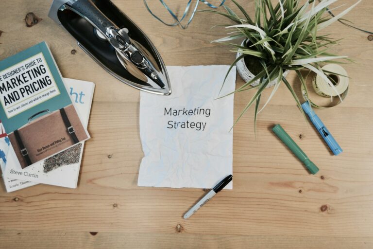 Marketingbudget planen: Geschäftsführerin prüft Zahlen und Diagramme am Schreibtisch