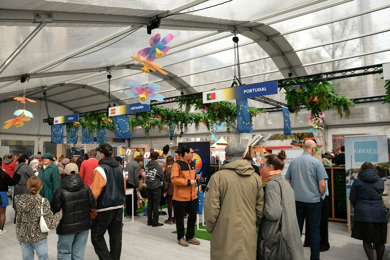 Messekontakte nachfassen: Vertriebsteam wertet nach der Messe Visitenkarten und Gesprächsnotizen aus