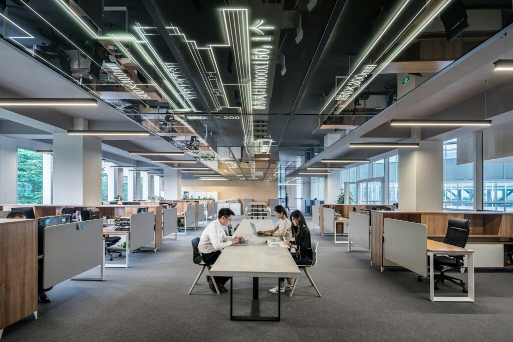 Mindestlohn Praktikum: Praktikantin arbeitet gemeinsam mit einer Kollegin am Laptop