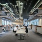 Mindestlohn Praktikum: Praktikantin arbeitet gemeinsam mit einer Kollegin am Laptop