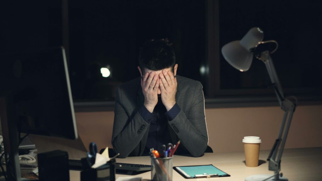 Mitarbeiterin am Schreibtisch unter Zeitdruck als Beispiel für die Gefährdungsbeurteilung psychische Belastung