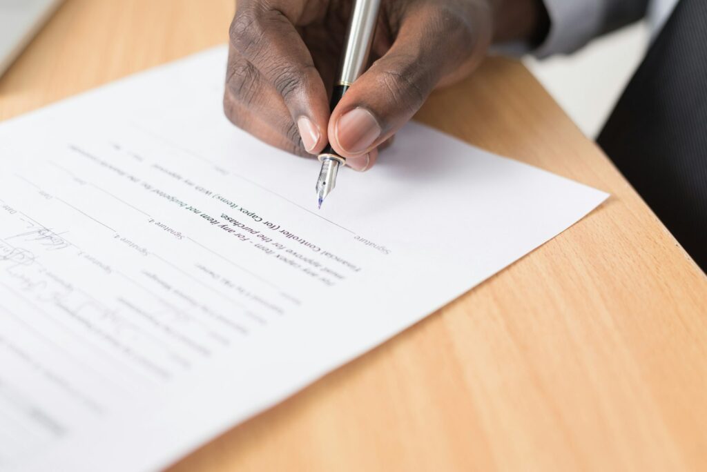 Nachweisgesetz: Personalverantwortliche prüft einen Arbeitsvertrag auf Pflichtangaben