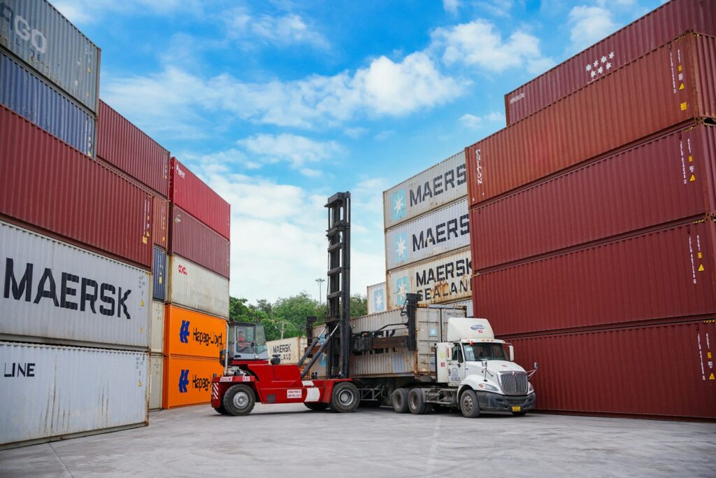 Nearshoring: Lkw werden im Logistikzentrum für die Lieferung innerhalb Europas beladen