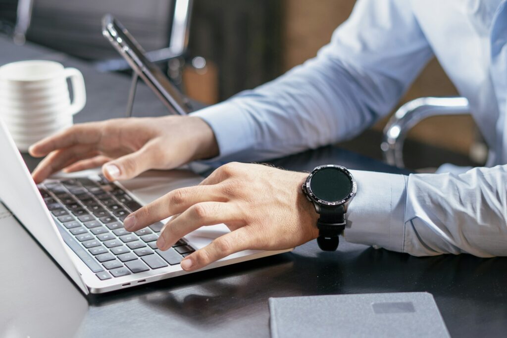 Online-Terminbuchung einrichten: Unternehmerin plant Zeitfenster am Laptop